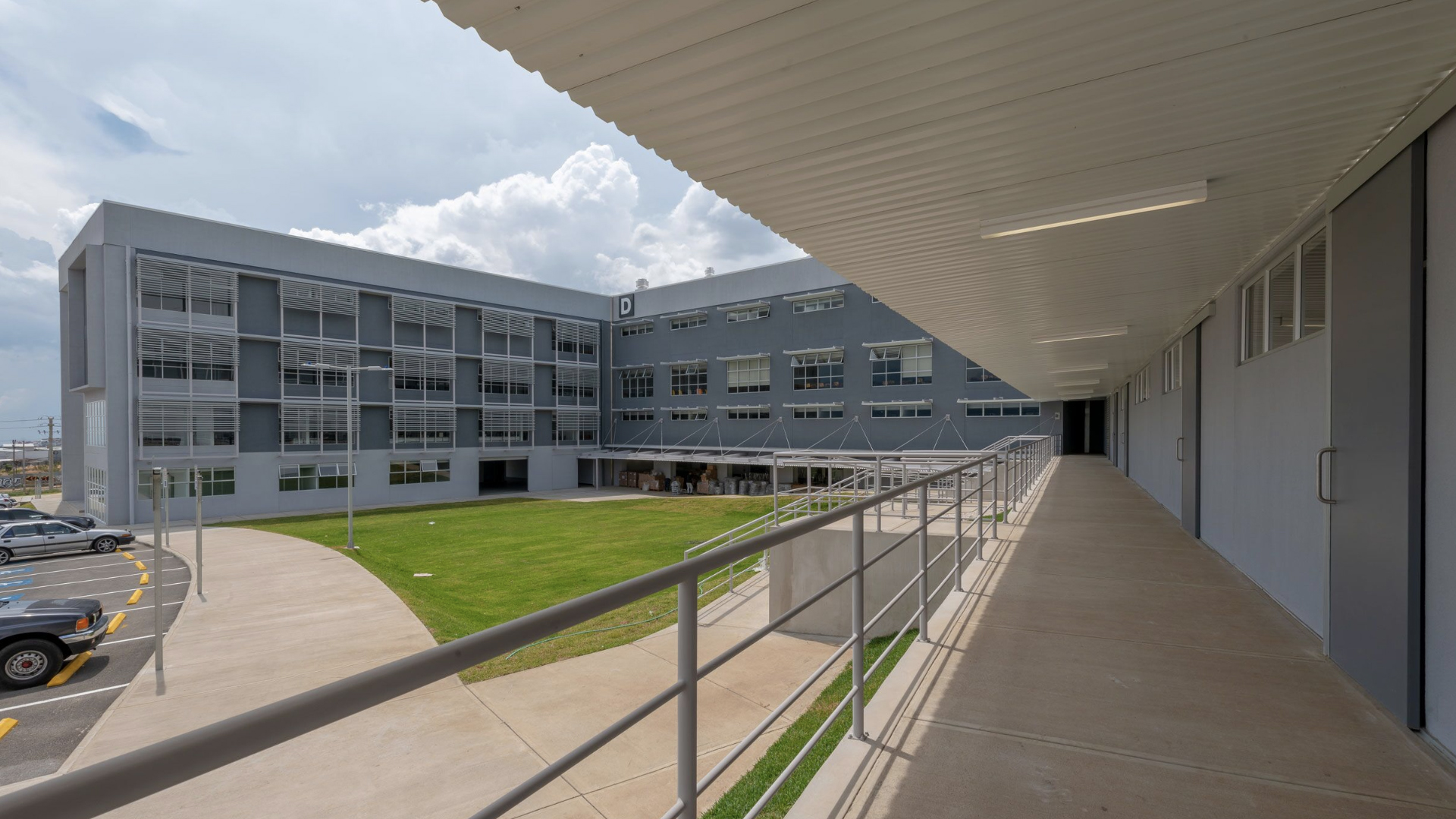 Un edificio con los mejores acabados / A building with the best finishings